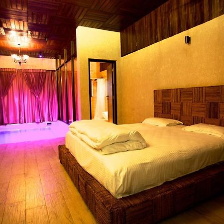 ホテルKino Lakeside Chalet ロナバラ エクステリア 写真